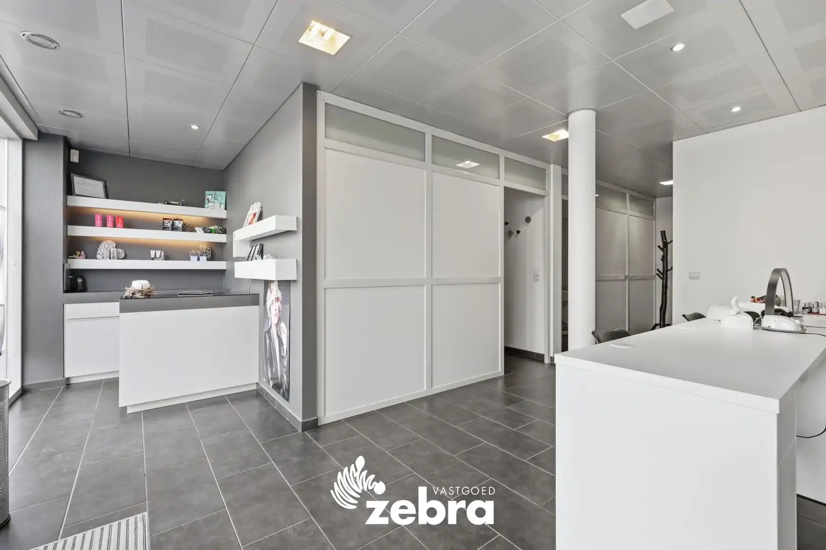 Veelzijdig handelspand op commerciële ligging in Tielt! foto 3