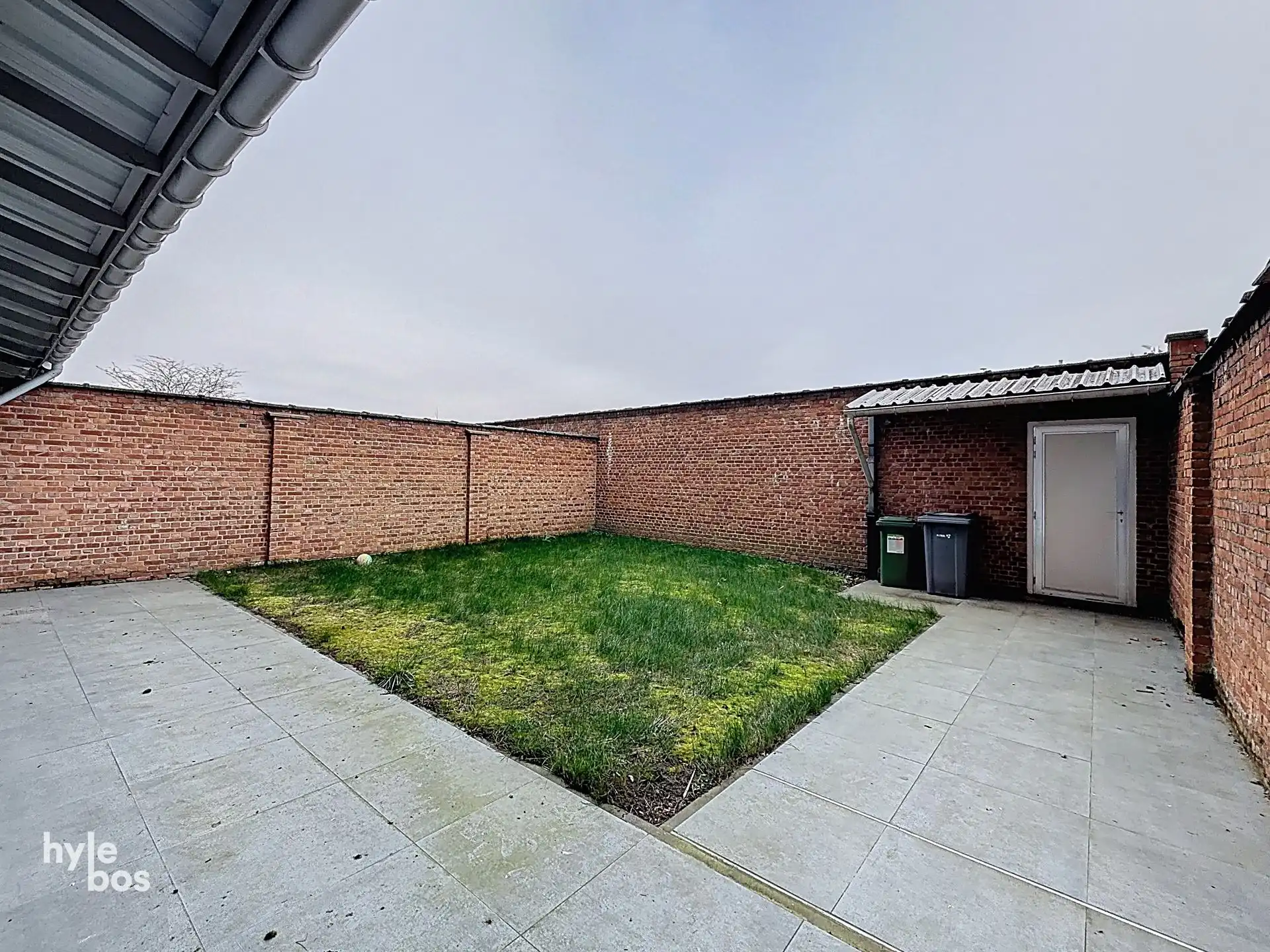 Uitzonderlijk groot gelijkvloers appartement met stadstuin en garage foto 12