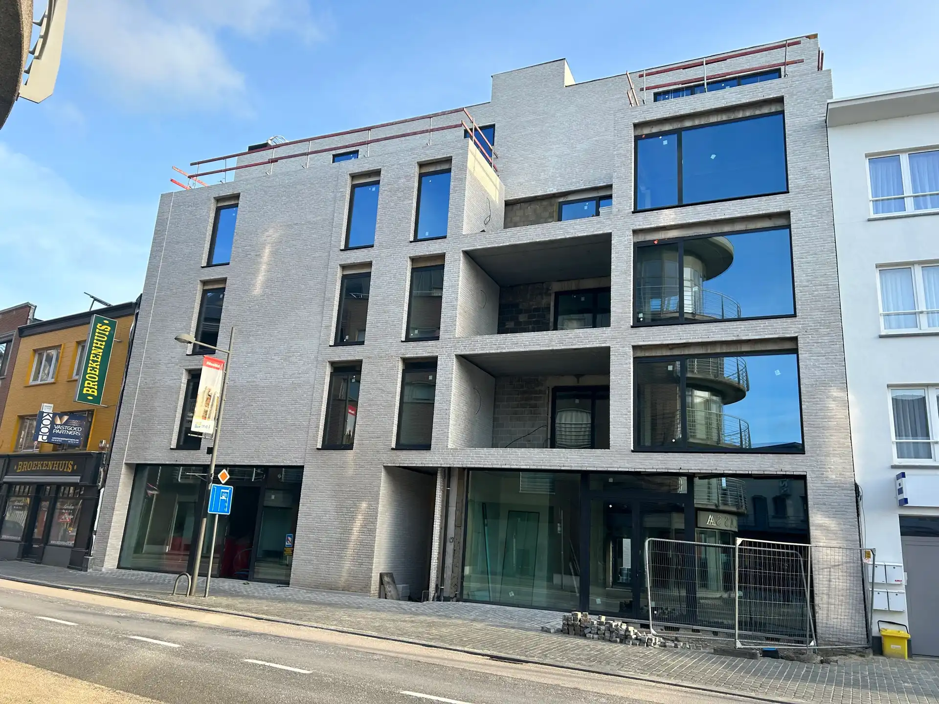 Knap casco handelspand van 184 m² in Residentie "De Voogdij" in het centrum van Mol.  foto 4