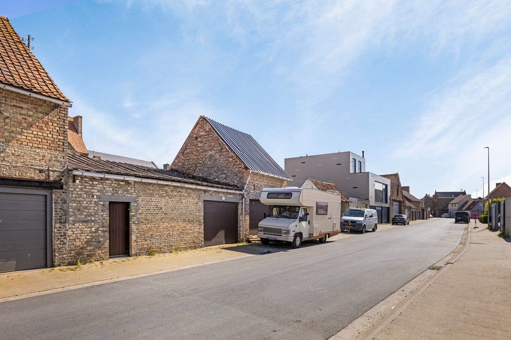 ALVERINGEM: Centraal gelegen maar wel op te smukken (rij)woning met dubbele garage die uitweg biedt achteraan, met 3 à 4 slpks en tuin op 288m² totale grondopp. foto 28