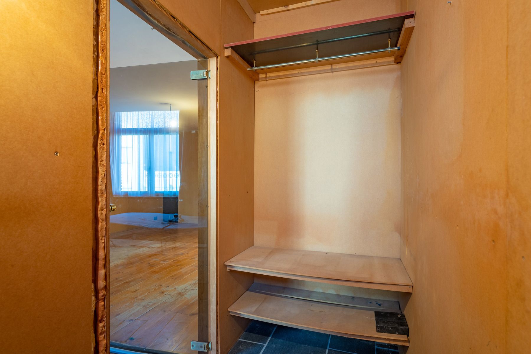 Te renoveren woning met handige zij-ingang en grote tuin foto 3