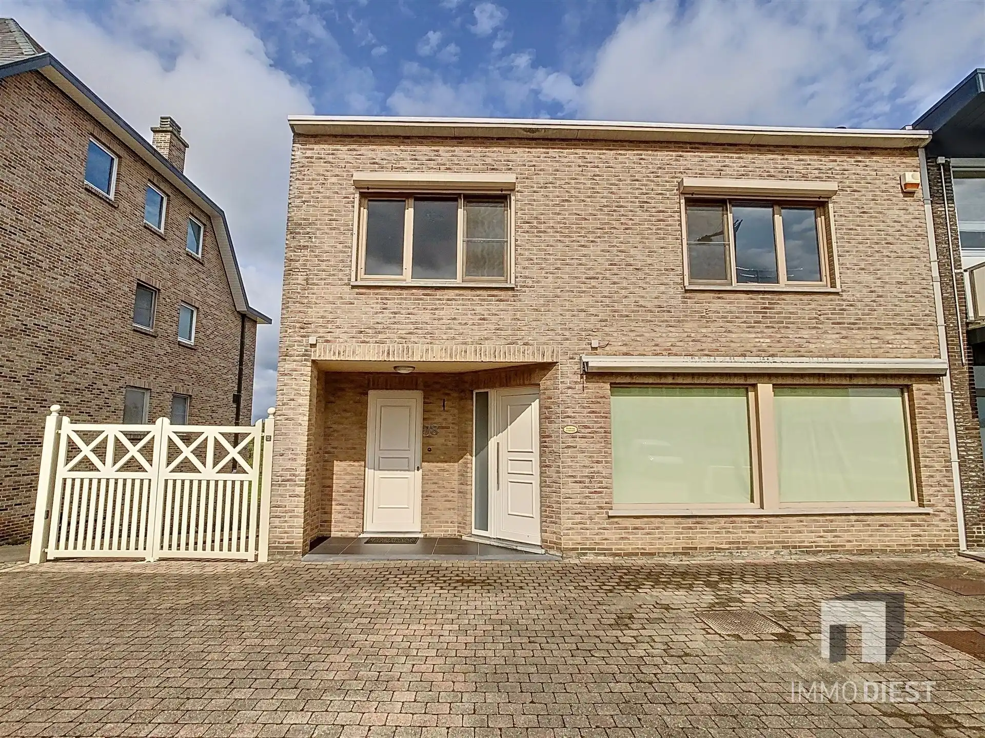 Handelszaak met woonst foto {{pictureIndex}}