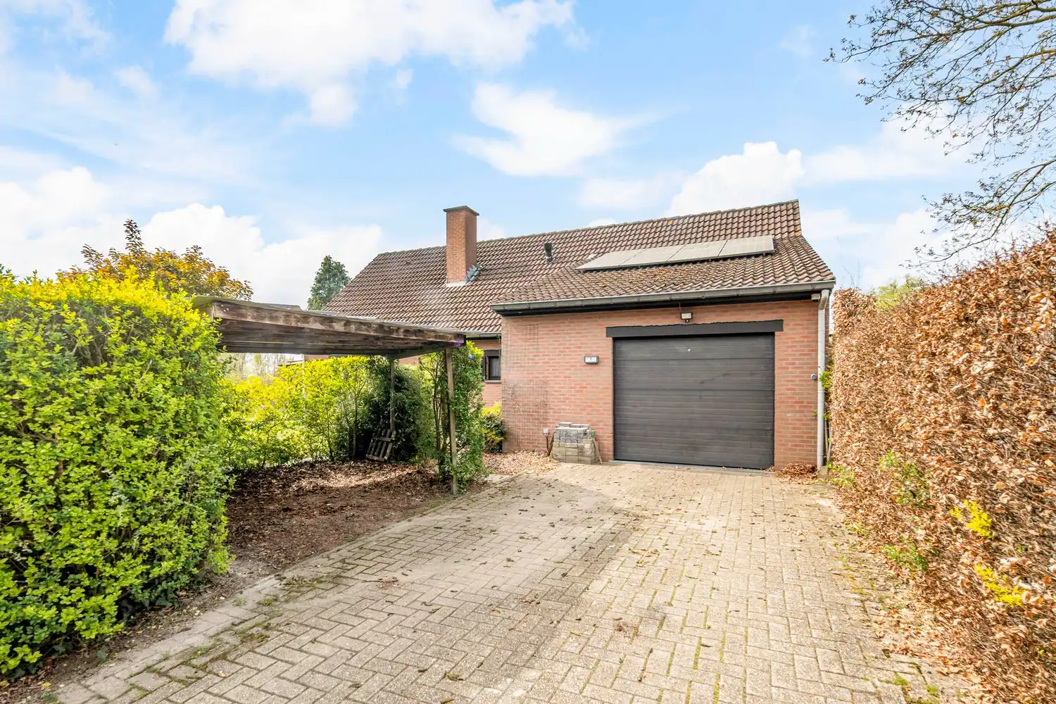 Ruime gezinswoning met 5 slaapkamers en 2 badkamers op een rustige, groene locatie te Rotselaar foto 2