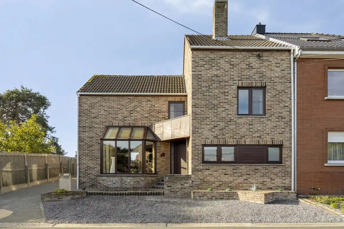 LICHTRIJKE HALFOPEN WONING MET 3 SLPK'S, GARAGE EN ZUIDGERICHTE TUIN IN EIGENBILZEN (BILZEN) foto 4