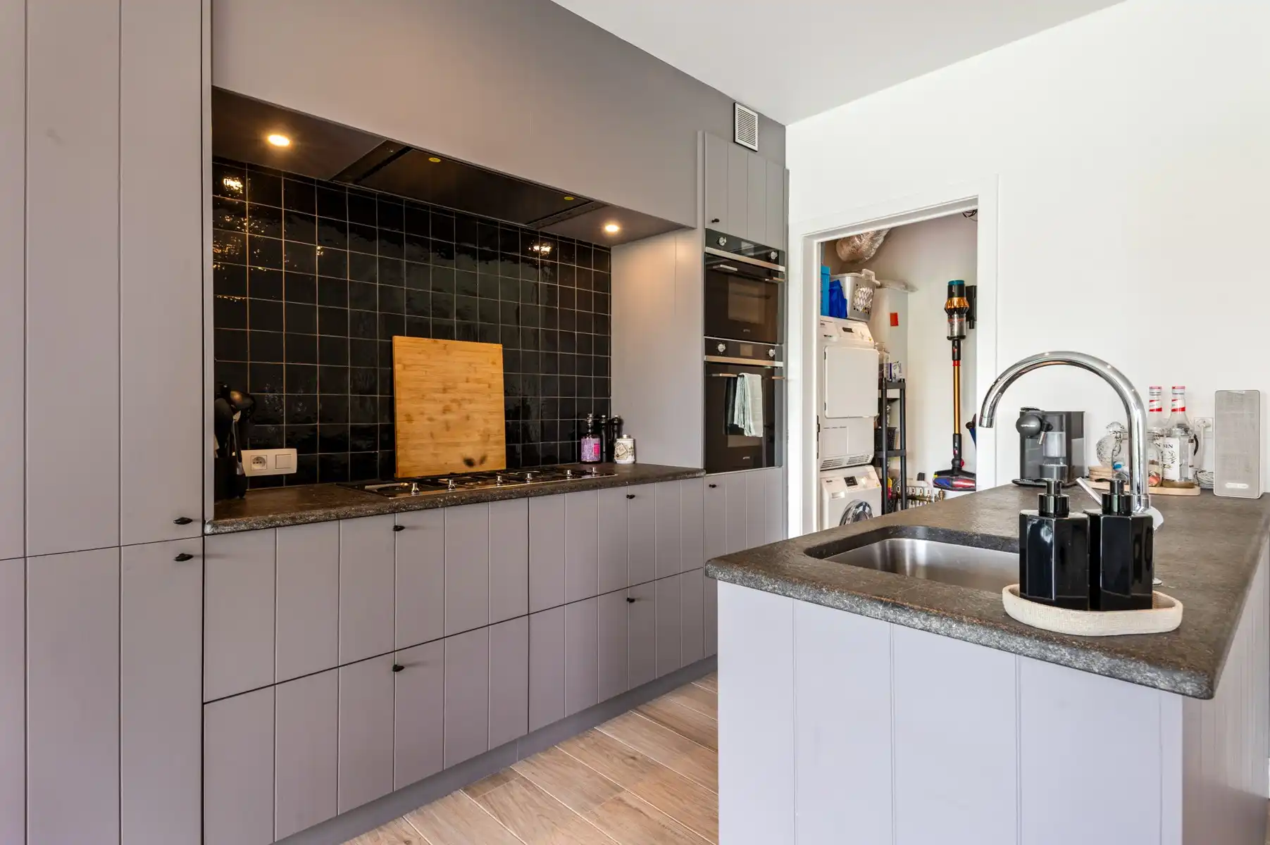 Goed gelegen gelijkvloers appartement met 1 slaapkamer, tuin en garage foto 4