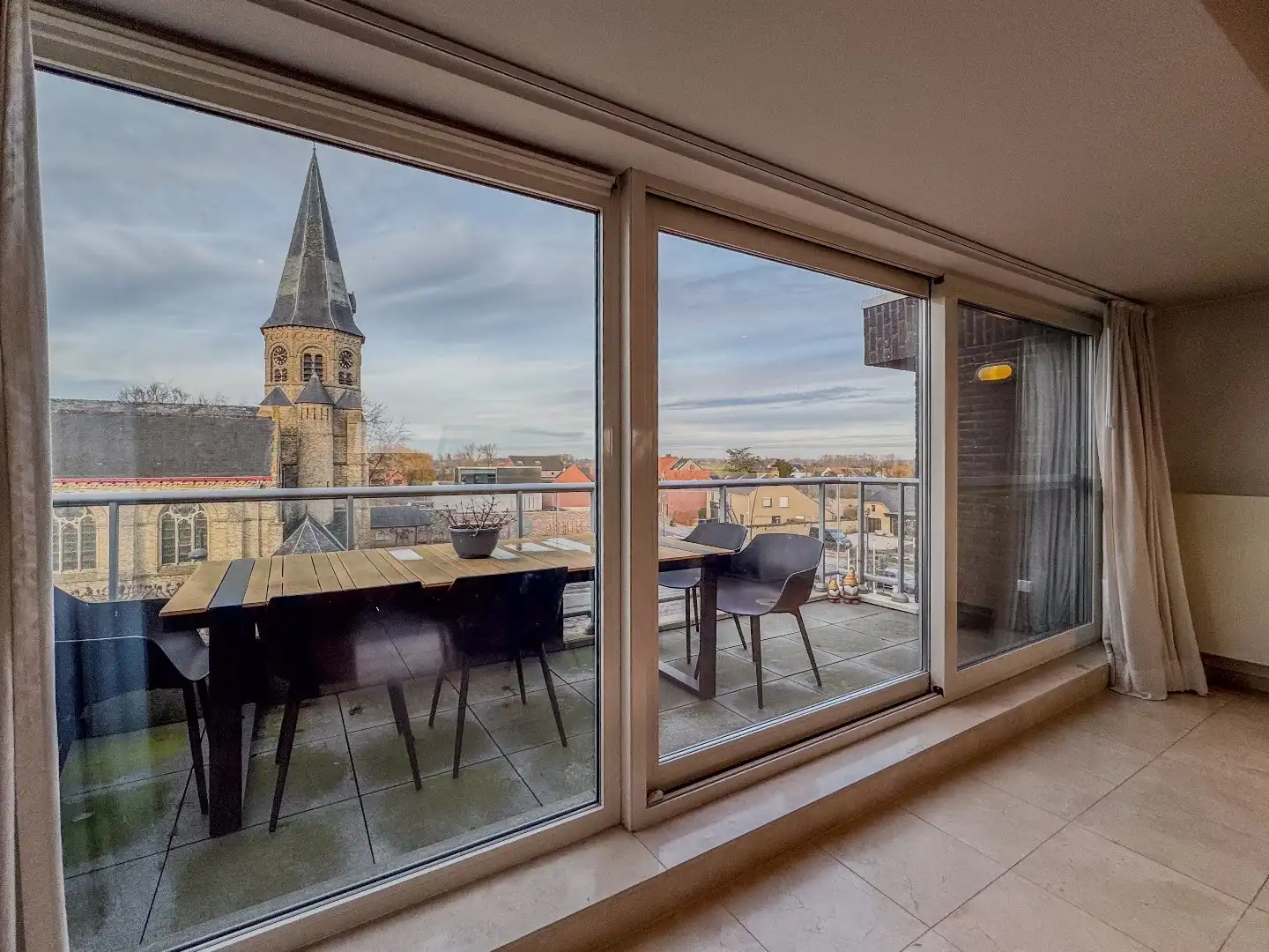 Lichtrijk appartement met 2 slaapkamers, terras en ruime garage. foto 5