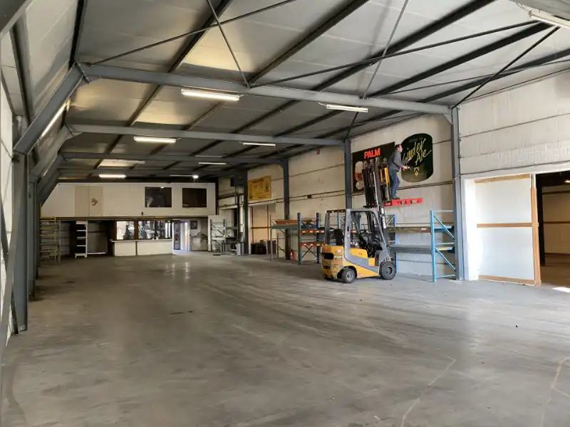 Ruim magazijn (550m²) met buitenruimte achteraan (800m²) foto 3
