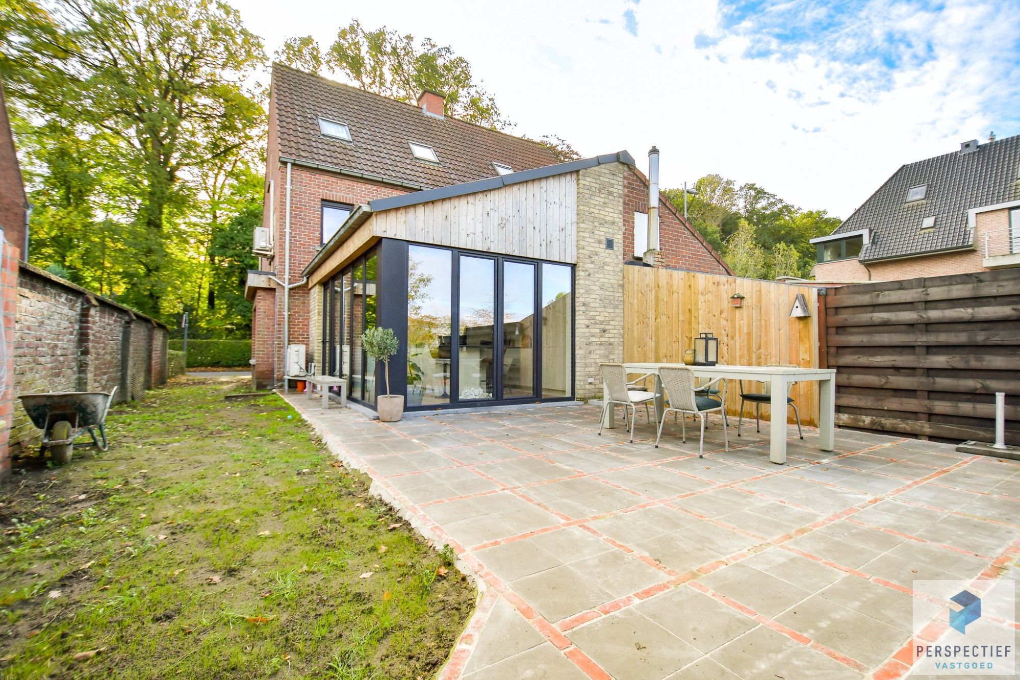 Uiterst GOED gelegen VERNIEUWDE woning met GROTE tuin foto 6