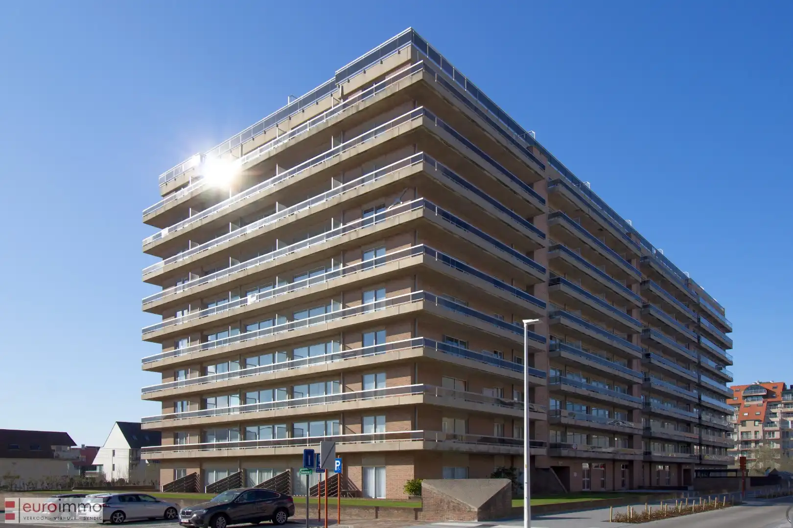 Héél ruime garagebox op een centrale ligging in het drukke Nieuwpoort-bad! foto {{pictureIndex}}