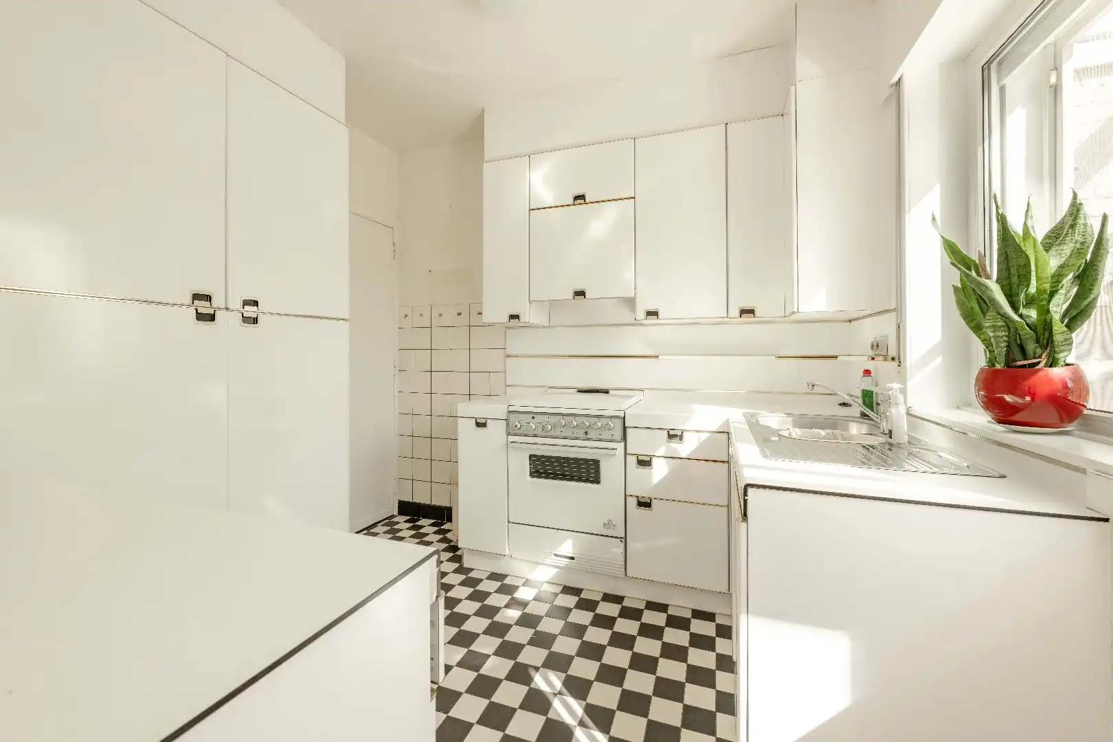 RUSTIG GELEGEN WONING MET DUBBELE GARAGE EN UITWEG!! foto 10