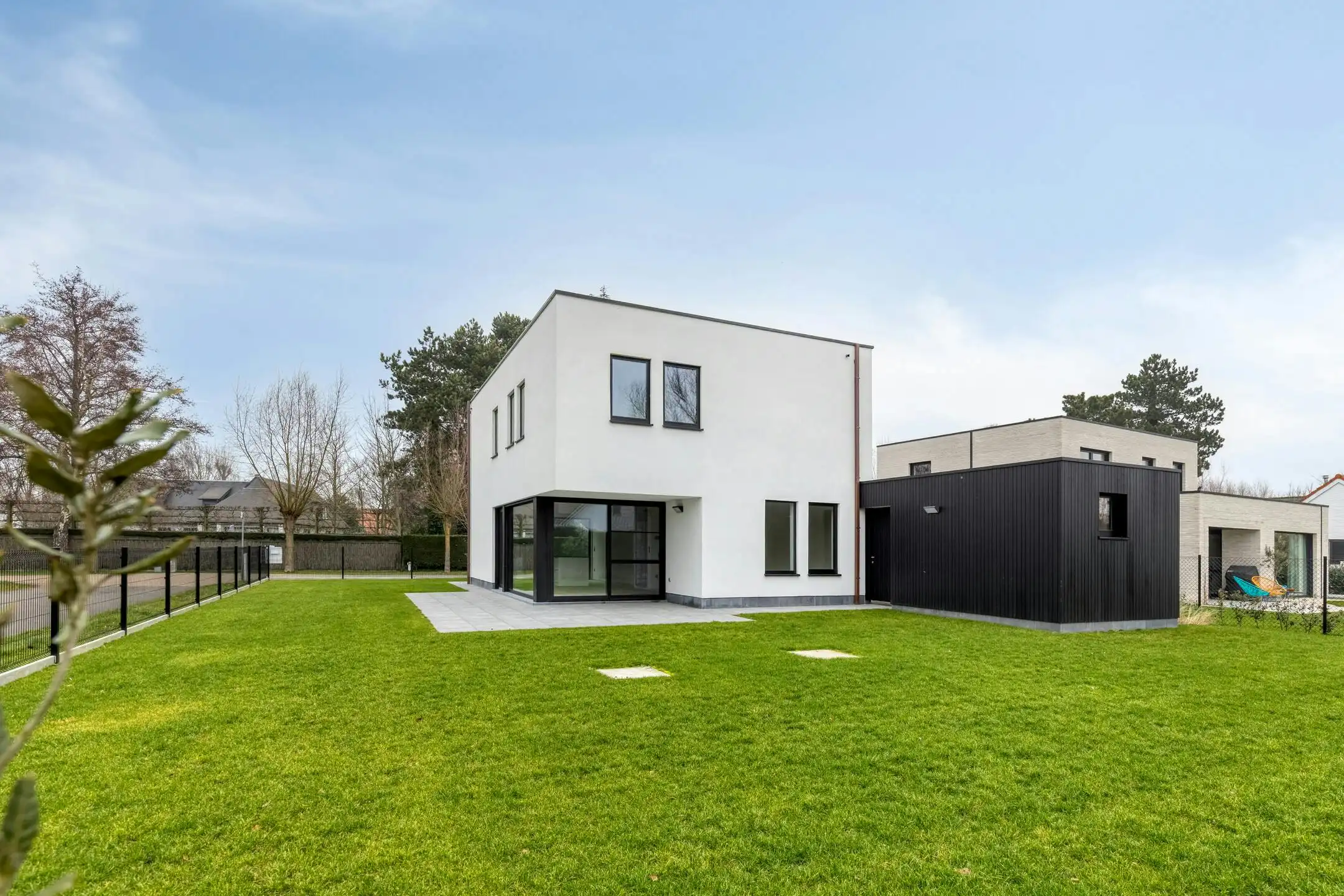 Volledig afgewerkte nieuwbouwvilla met 3 slaapkamers in Sint-Idesbald foto {{pictureIndex}}