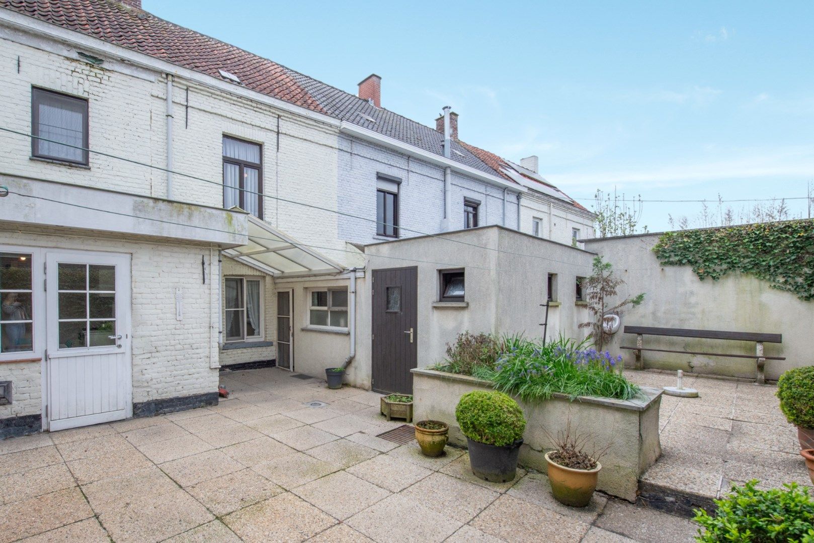Te renoveren woning met 2 slaapkamers en gezellige binnenkoer foto 5