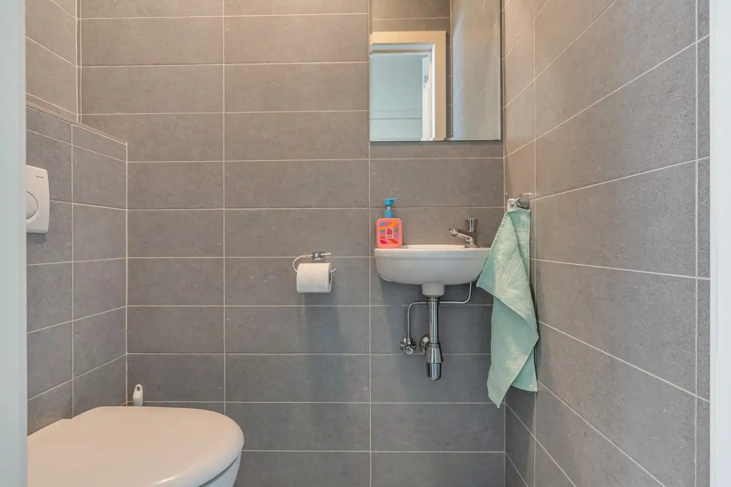 Goed onderhouden gelijkvloersappartement met 2 slaapkamers, ondergrondse autostaanplaats en kelder te Linden ! foto 8