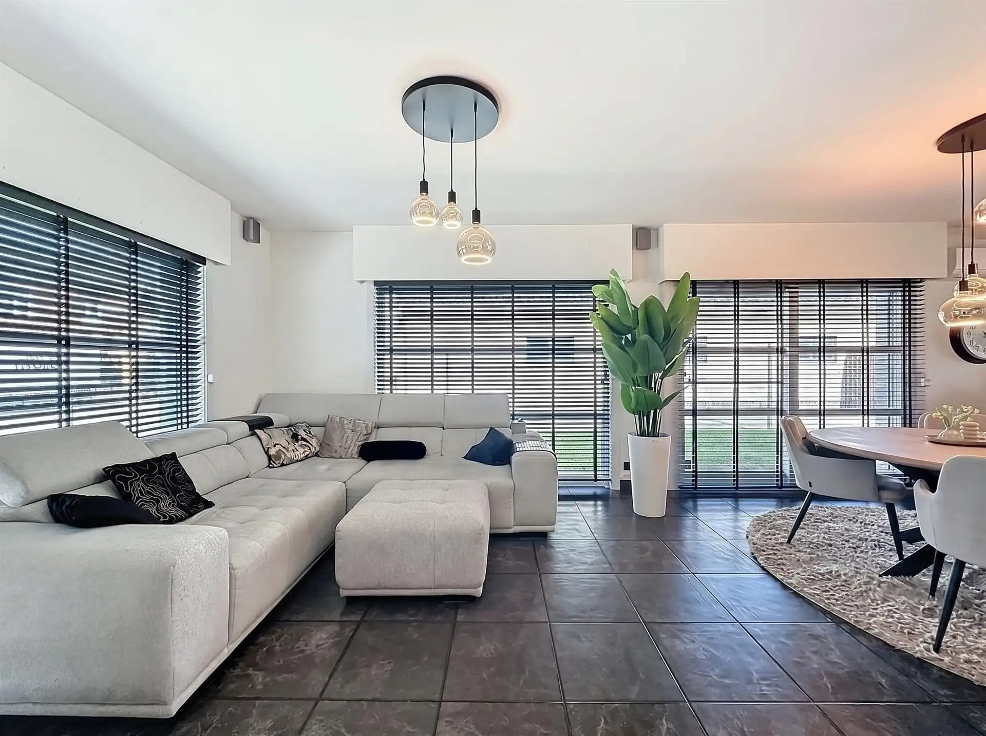 Ruime, luxueuze open bebouwing met 4 slaapkamers, 2 badkamers en garage op een perceel van 741m².  foto 3