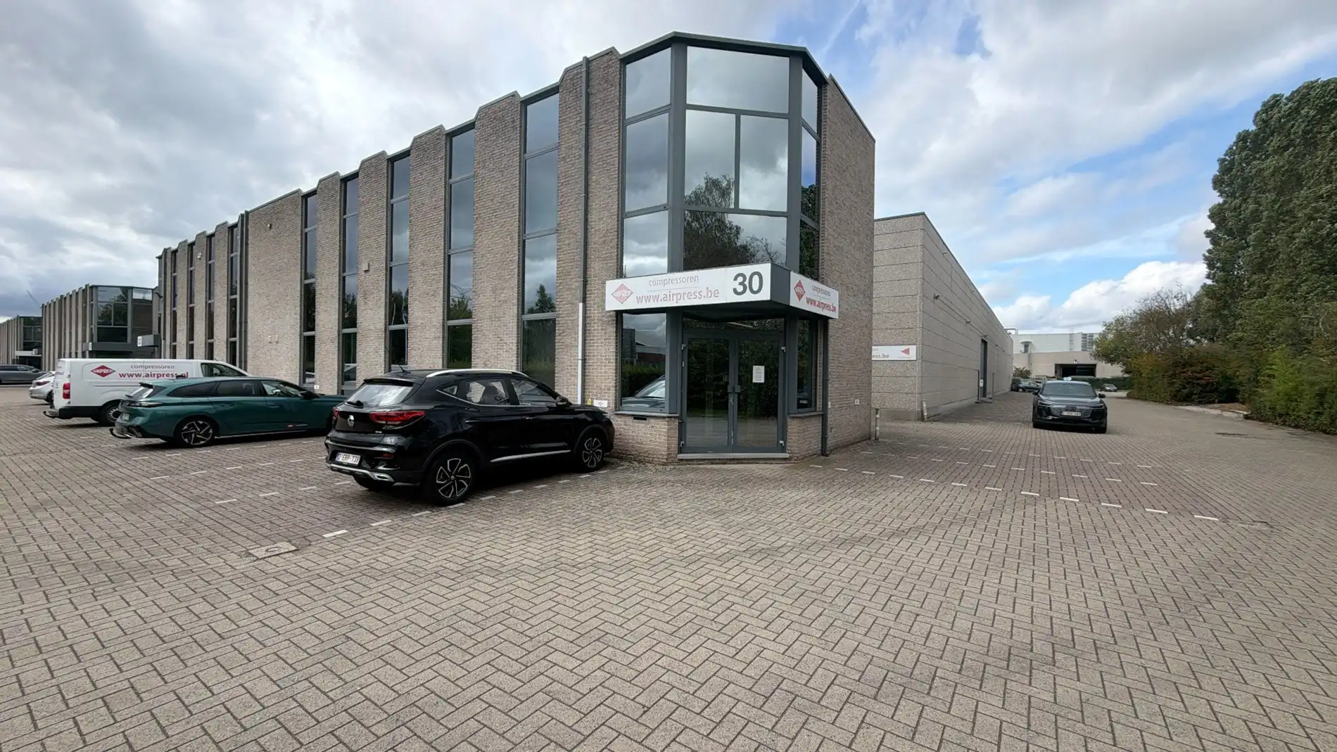 Magazijn met kantoorruimte te huur vlakbij A12 in Schelle foto 11