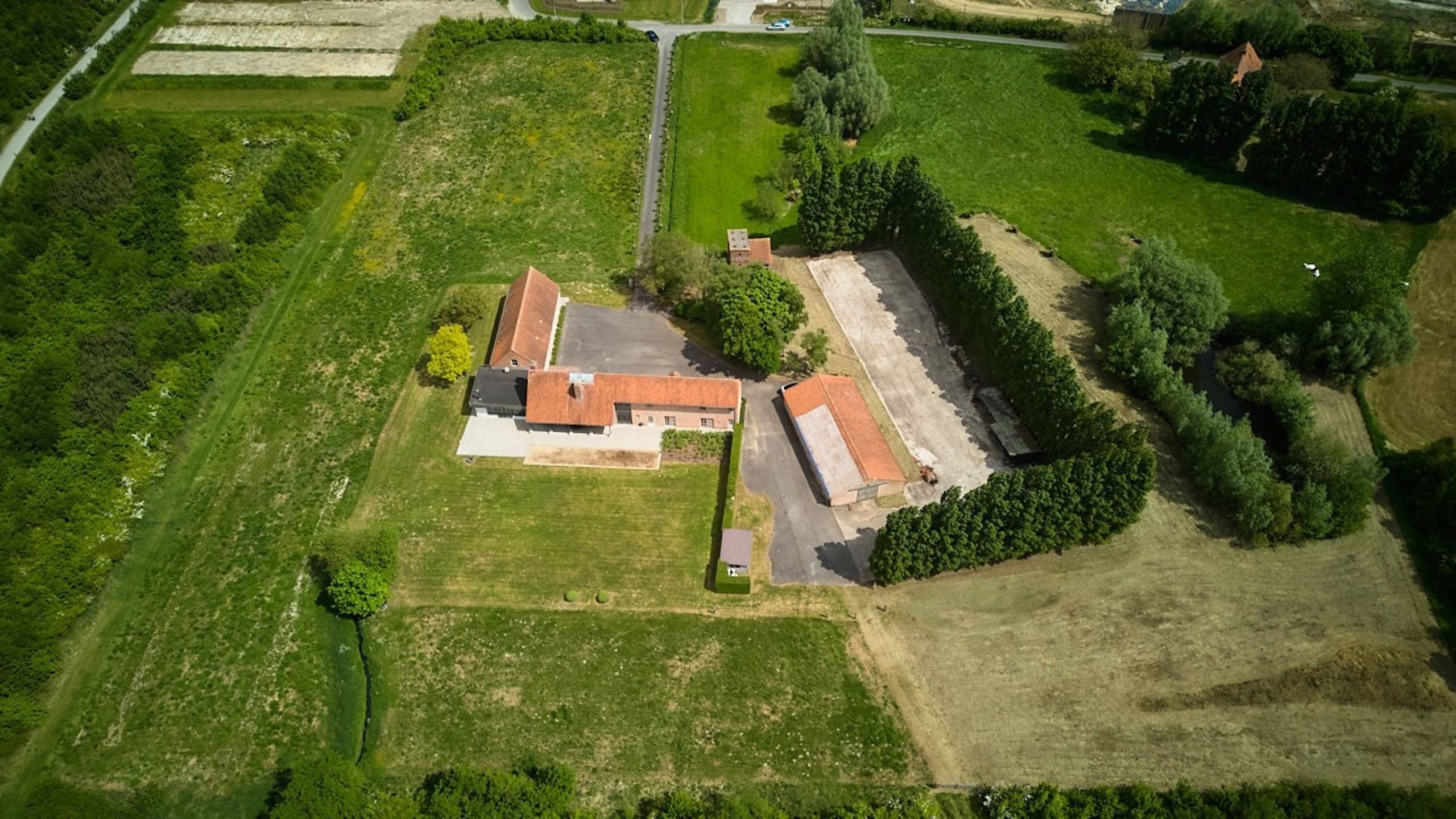 Prachtige hoevewoning met loods en bouwgrond op 2,7 hectare foto {{pictureIndex}}