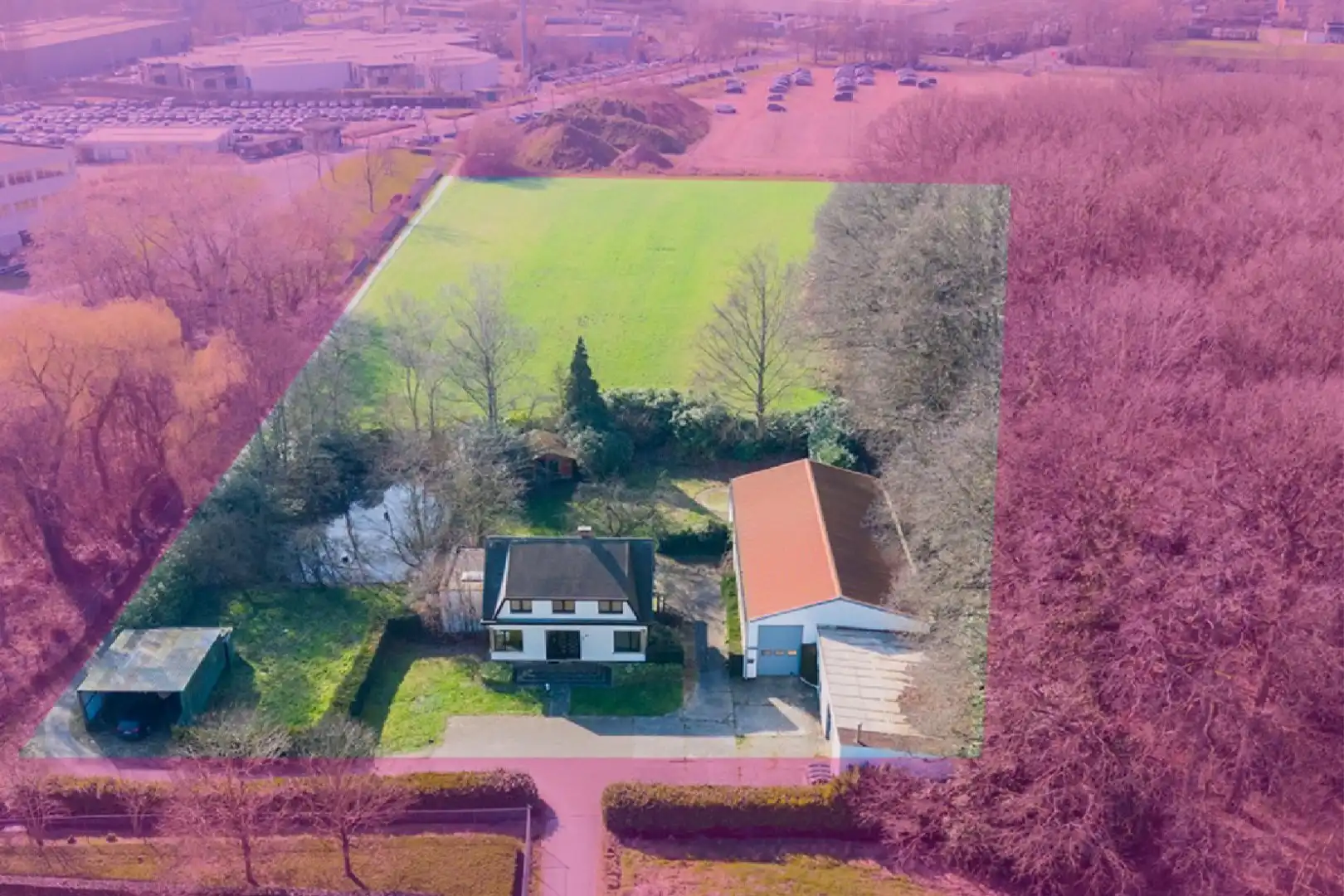 Hoofdfoto van de publicatie: Uniek domein met villa, magazijn en uitgestrekte gronden