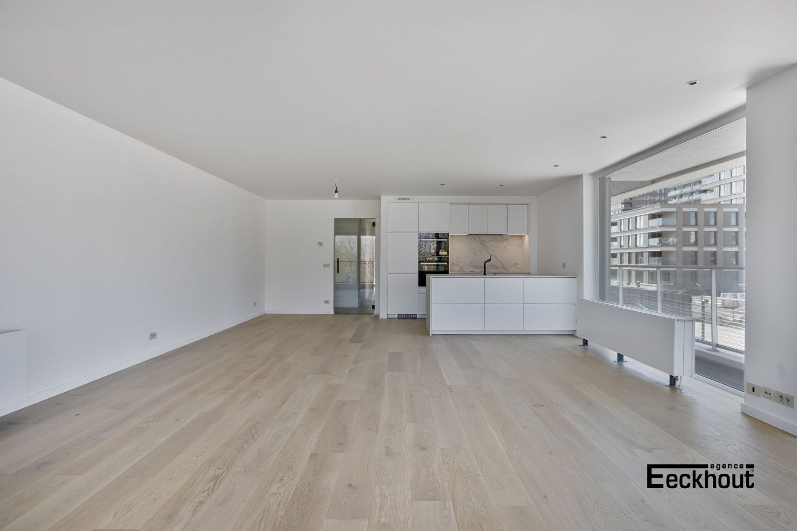 Luxe hoek-appartement met grote zonneterrassen rondom en vlakbij de zeedijk van Mariakerke! foto 5