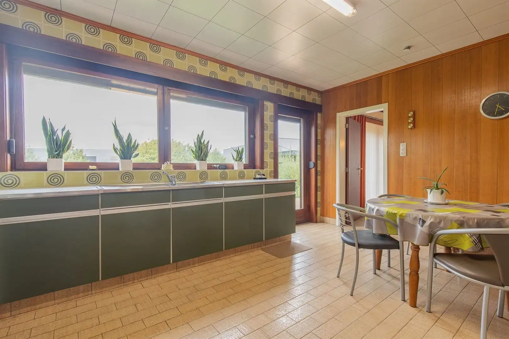 RUIME OPEN BEBOUWING OP EEN PERCEEL VAN 2.810 M² VEEL POTENTIEEL EN PRACHTIGE TUIN foto 9