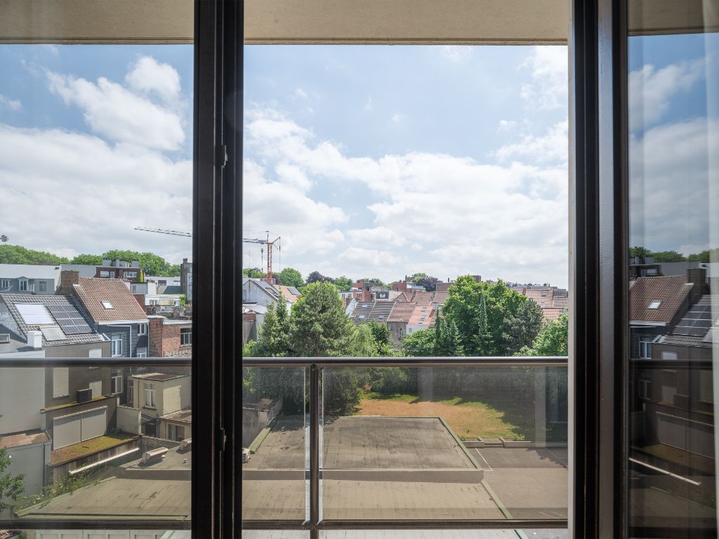 Licht op te frissen penthouse met 4 slaapkamers, meerdere zonneterrassen en een adembenemend uitzicht over de Leie en de Bijloke. Aankoop staanplaats. foto 14