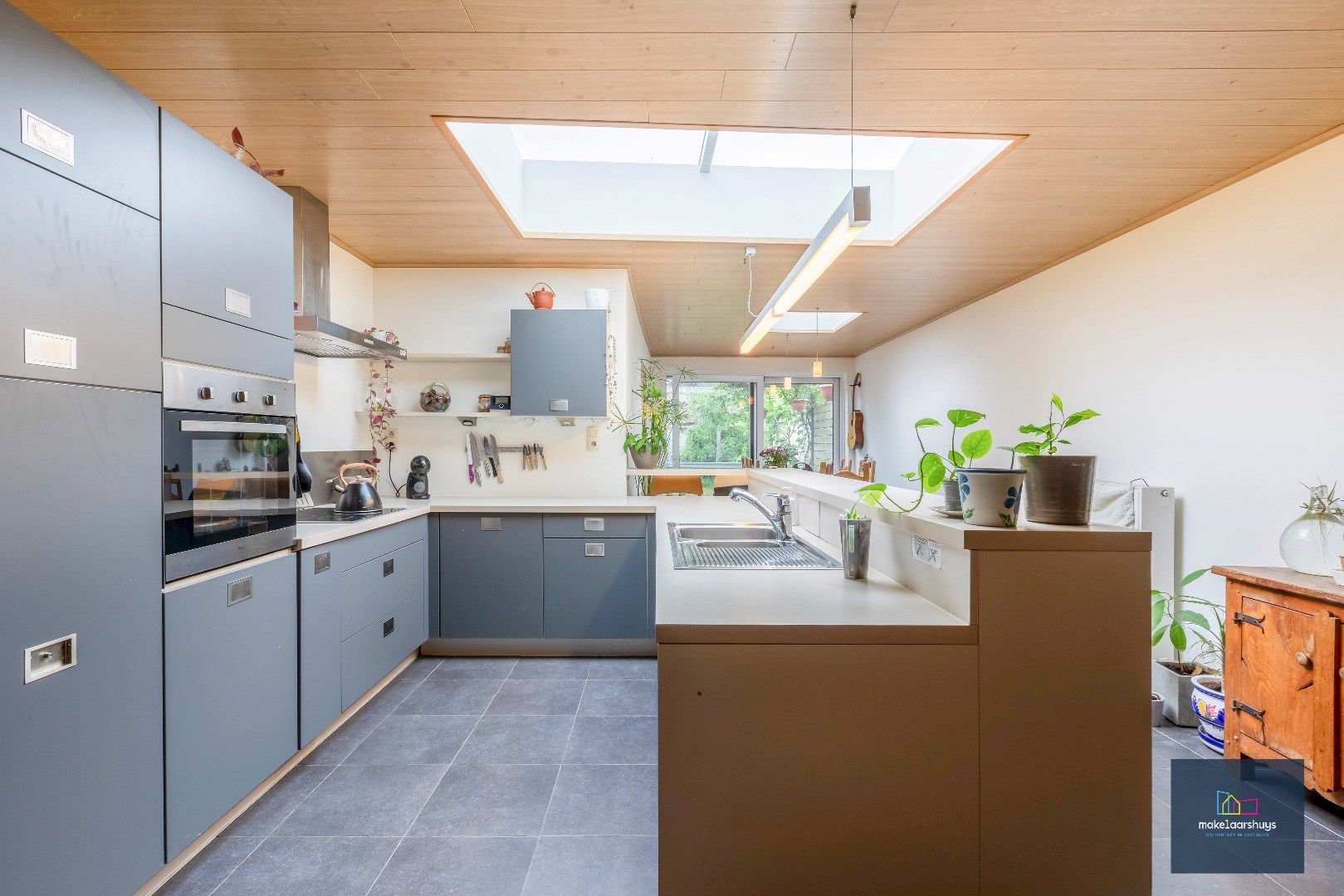 Instapklare woning met aangename tuin en garage foto 5