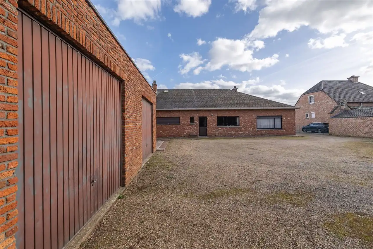 Handspand met ruime woonst en magazijn foto 31