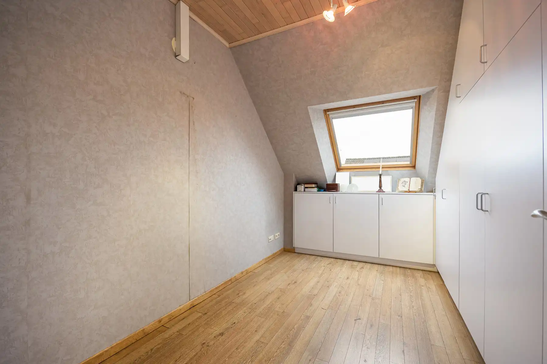 Dakappartement met lift, ruim terras, zolder, kelderberging en ruime garage. foto 8