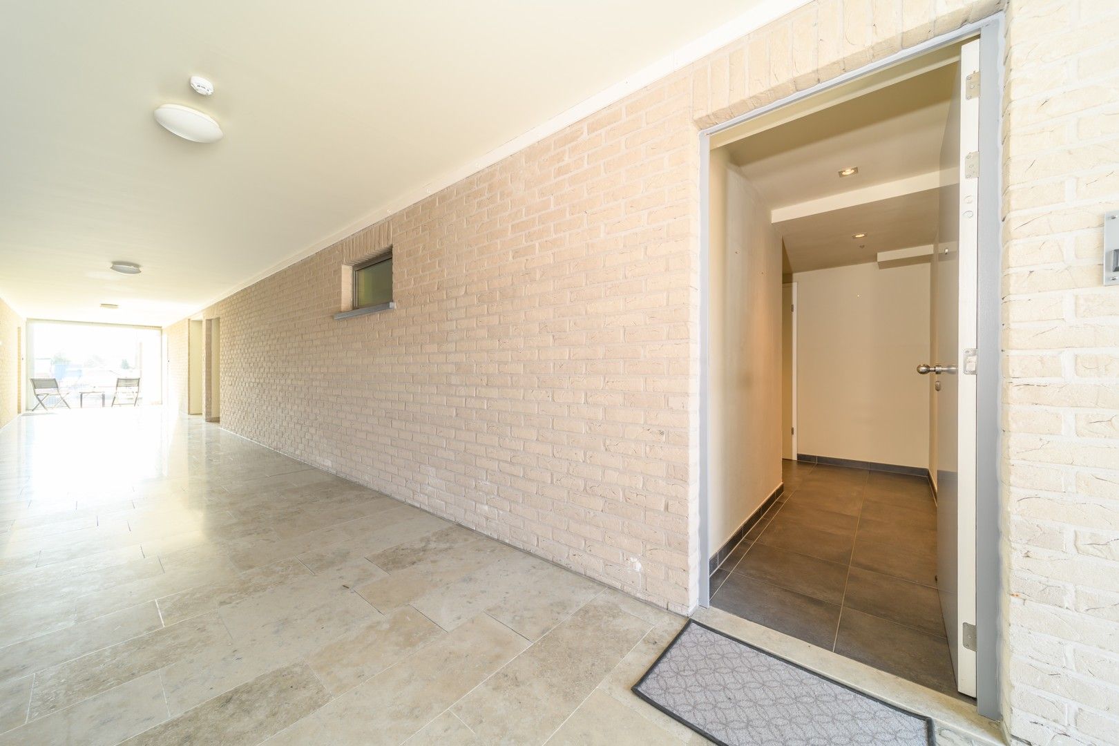 Centraal gelegen, recent 2 slaapkamer-appartement. foto 3