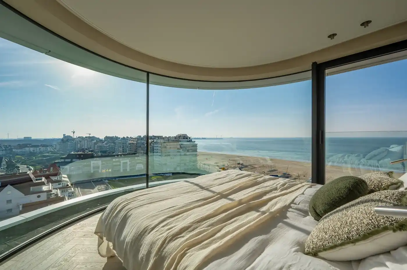Uitzonderlijk duplex penthouse met een ideale oriëntatie en een fenomenaal panoramisch zicht over de Noordzee, Duinbergen en het Albertstrand foto 16
