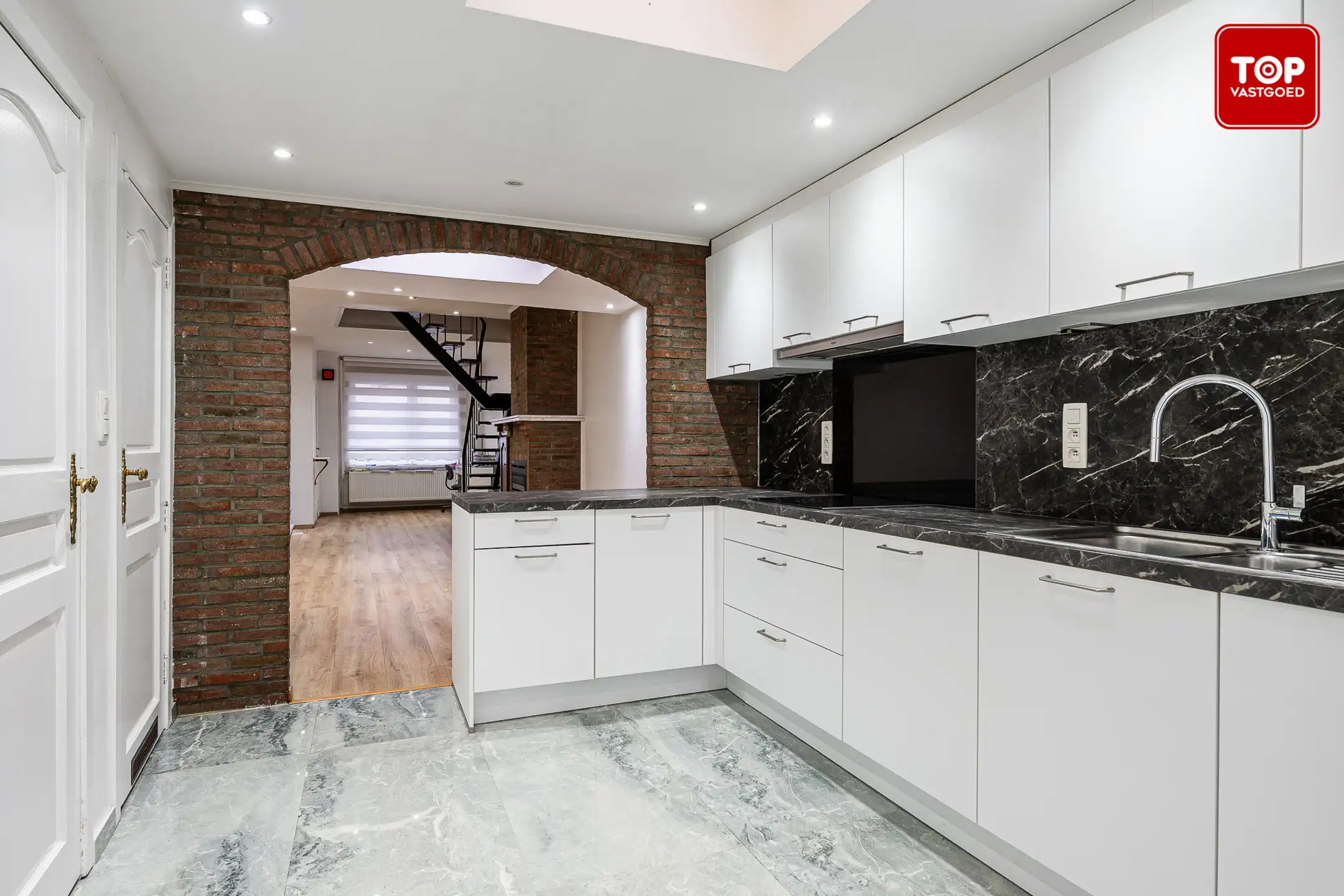 Instapklare woning met stadkskoer op gunstige locatie. foto 9