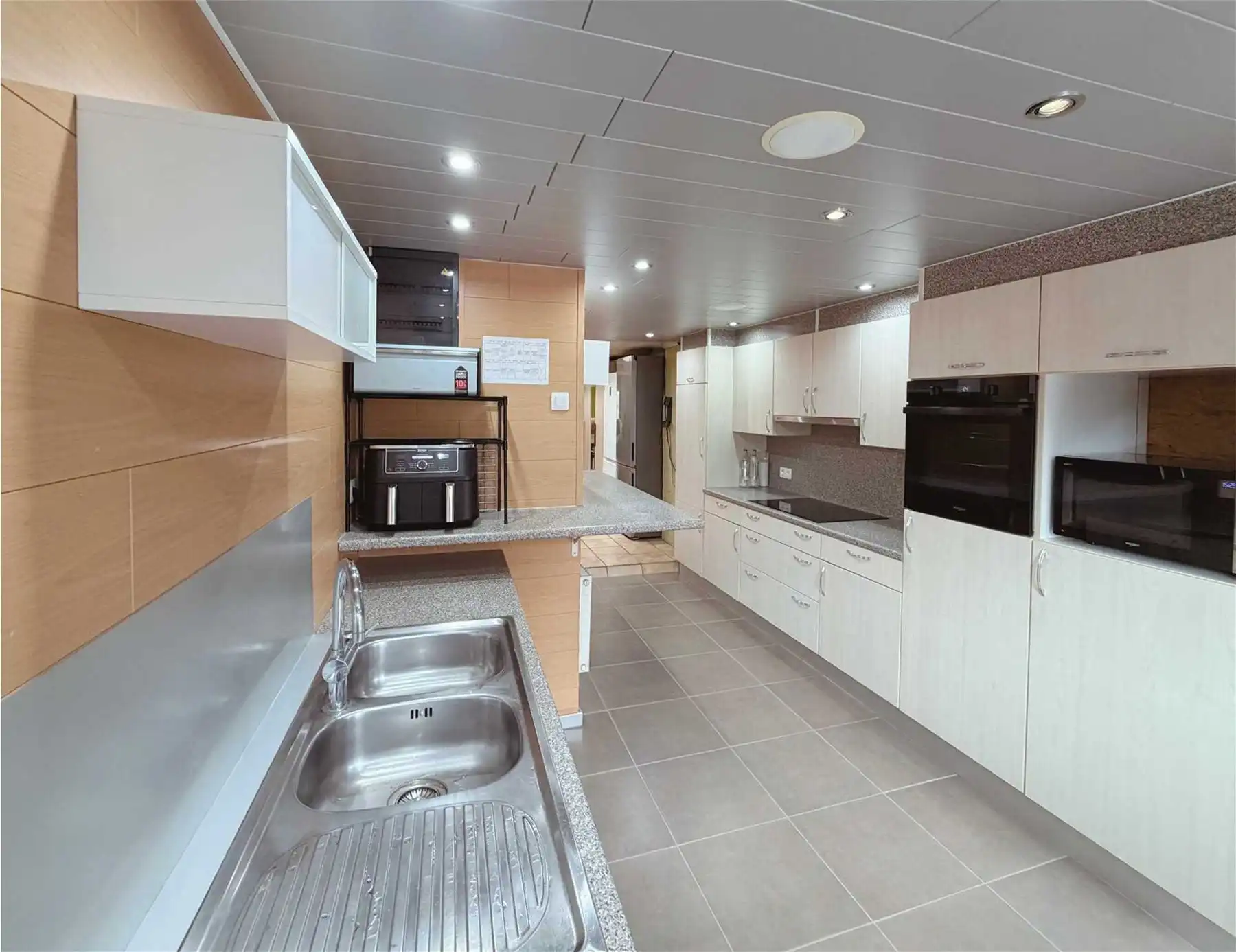Ruime rijwoning met 3 slk's, tuin en polyvalent bijgebouw. foto 7