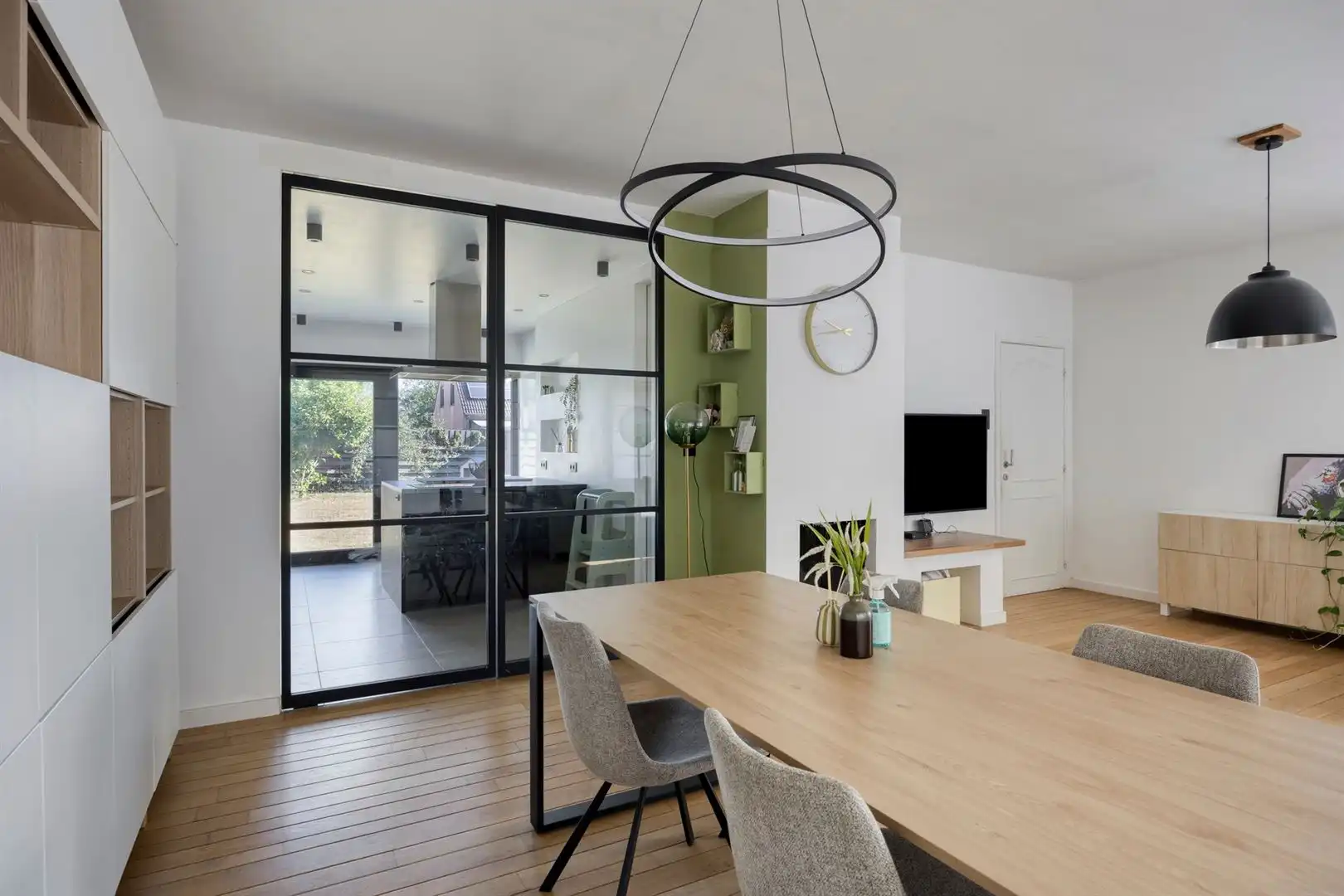instapklare, hedendaags en stijlvol ingerichte woning met heerlijke tuin en garagebox foto 6