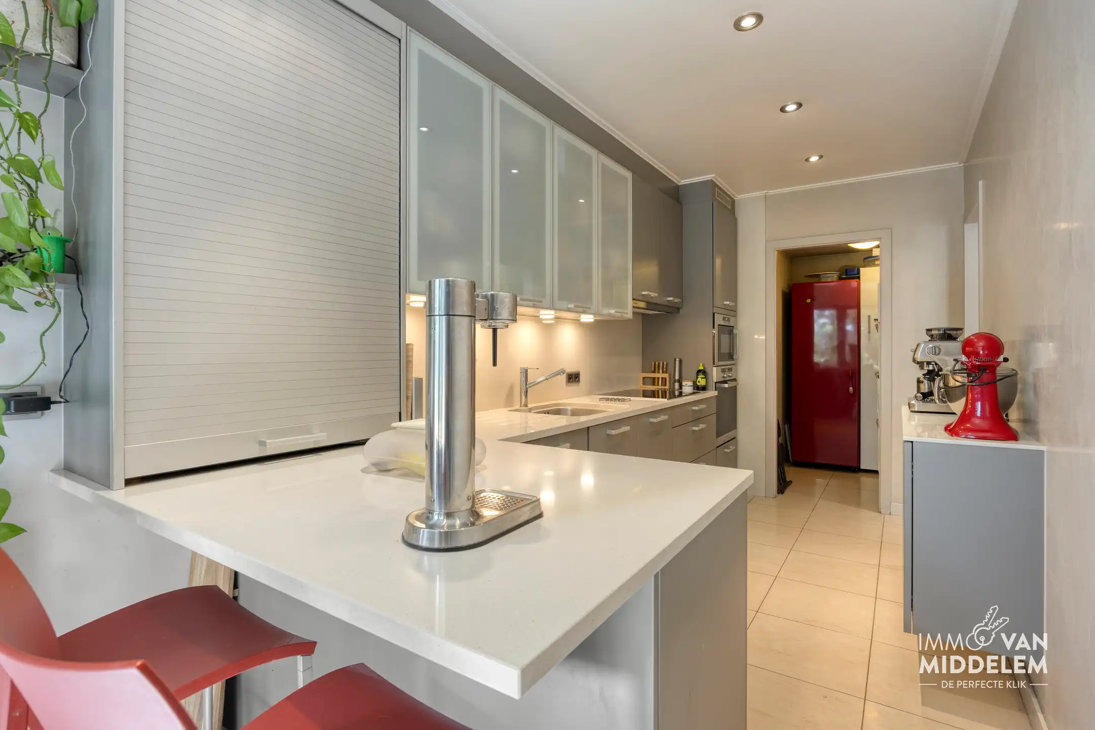 INSTAPKLAAR 2-SLAAPKAMER APPARTEMENT MET TUIN EN GARAGE foto 4