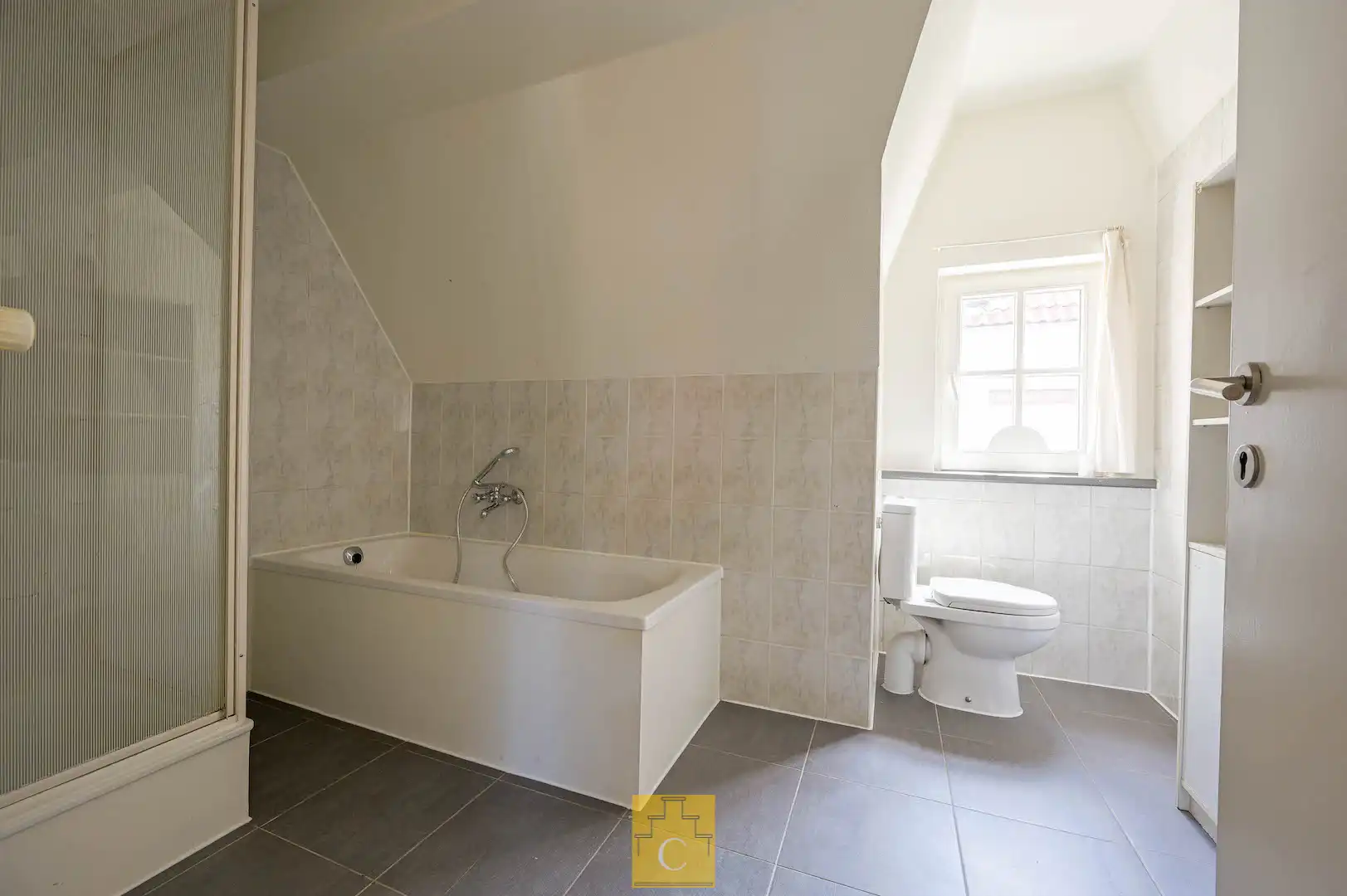 Brugs huis in de schaduw van Jeruzalemkerk, authentieke 16e-17e eeuwse gevel foto 15