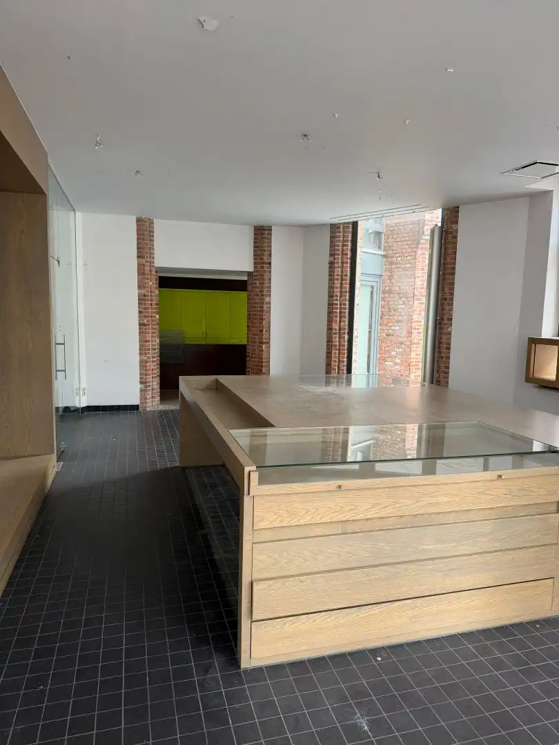 Uiterst goed gelegen winkelruimte met berging in toeristische Katelijnestraat in Brugge centrum! foto 4