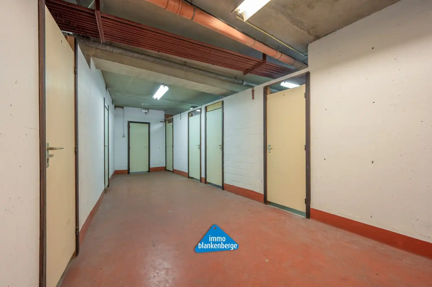 16 ruime kelders te koop in Residentie Spinnaker aan de jachthaven van Blankenberge foto {{pictureIndex}}