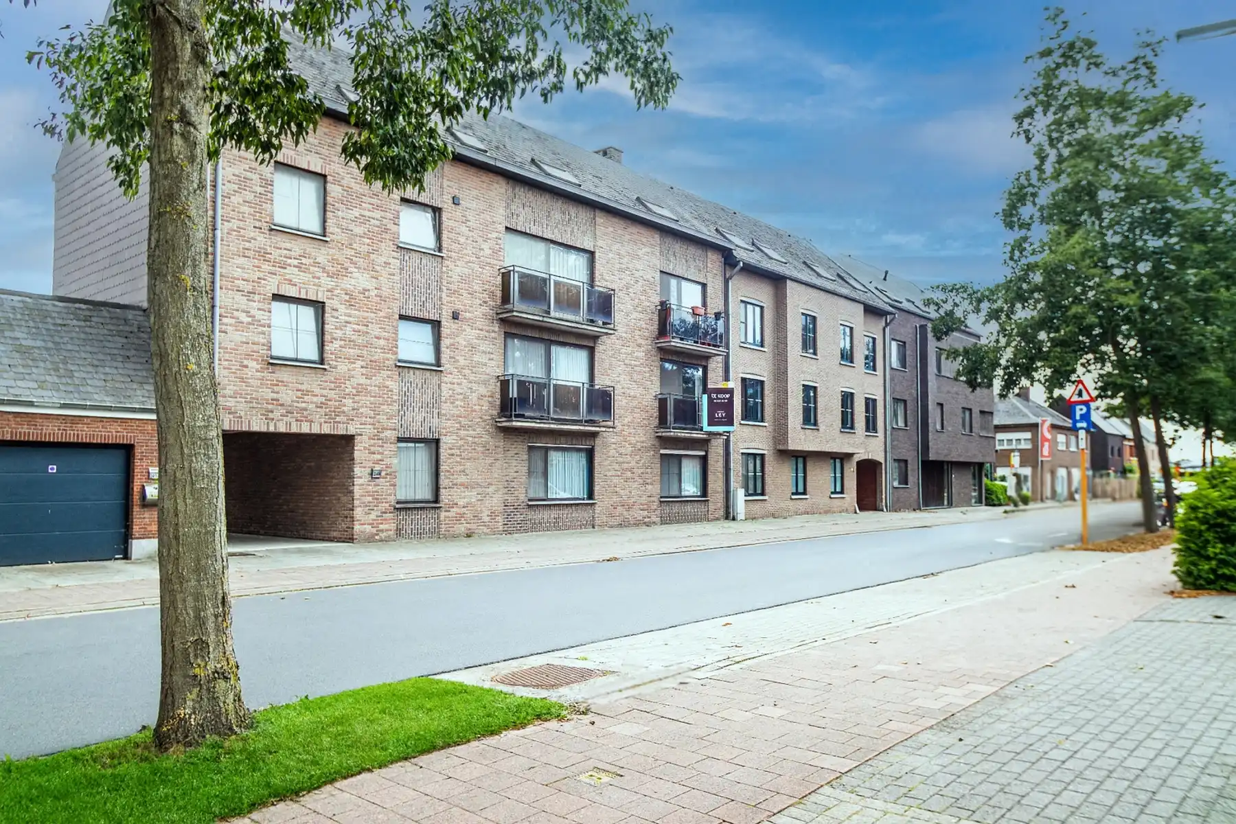 Ruim appartement met 2 slaapkamers, zonnig terras en garage foto 5