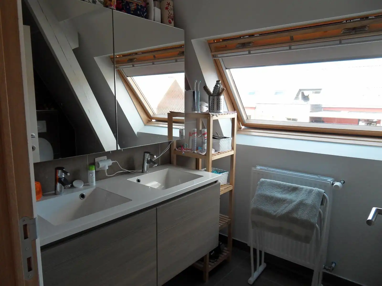 Ruim en lichtrijk duplex appartement op de eerste en tweede verdieping met groot terras in het centrum van Tielt. foto 7