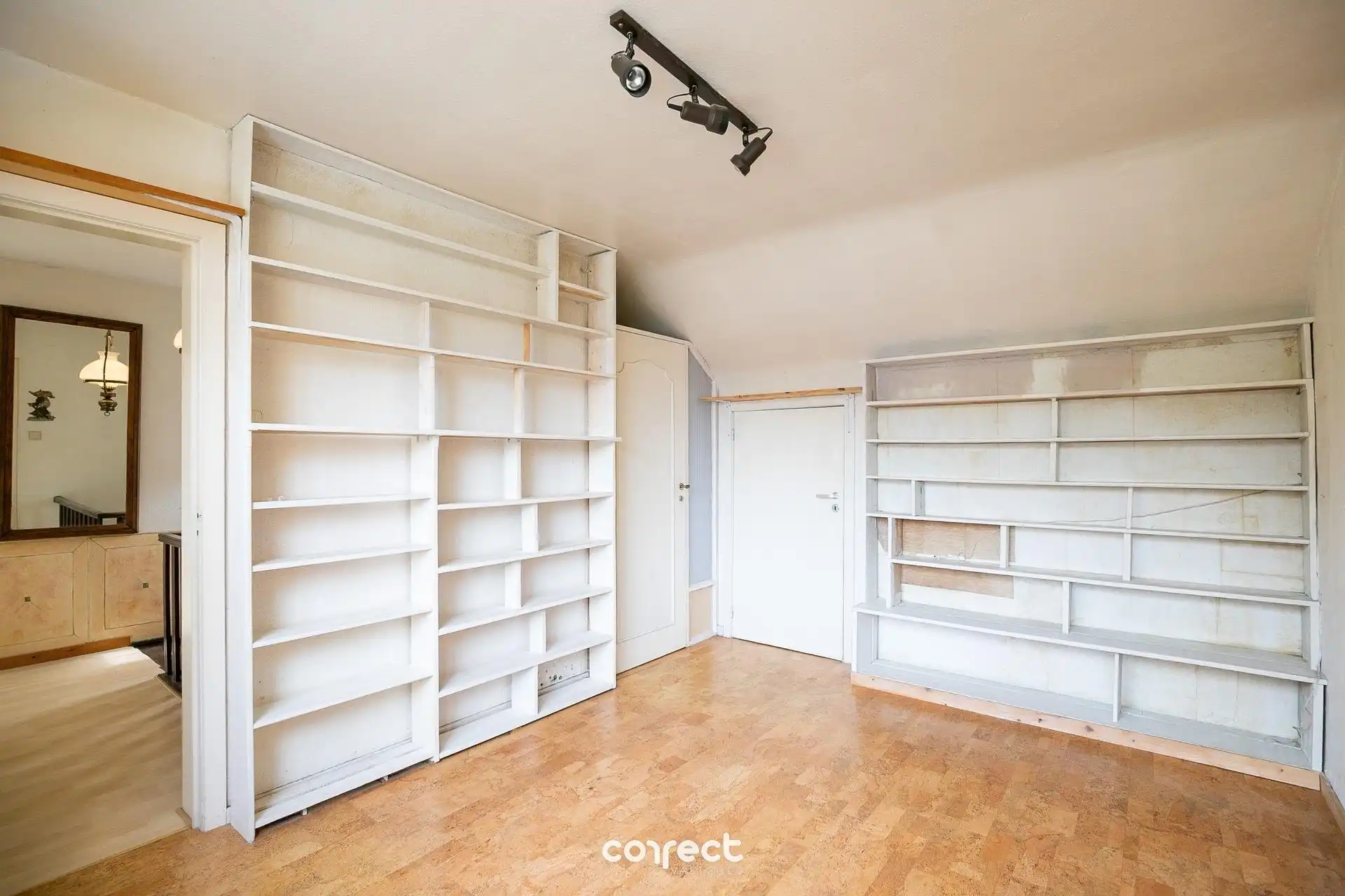 Halfopen bebouwing met 3 slaapkamers, oprit, en zonnige tuin. foto 8