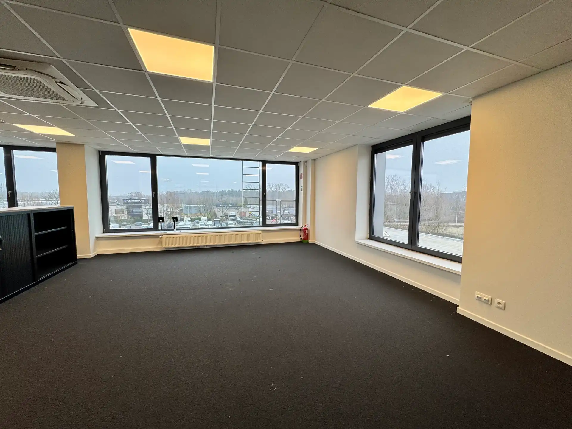Instapklare kantoren te huur te Linkeroever! foto 2