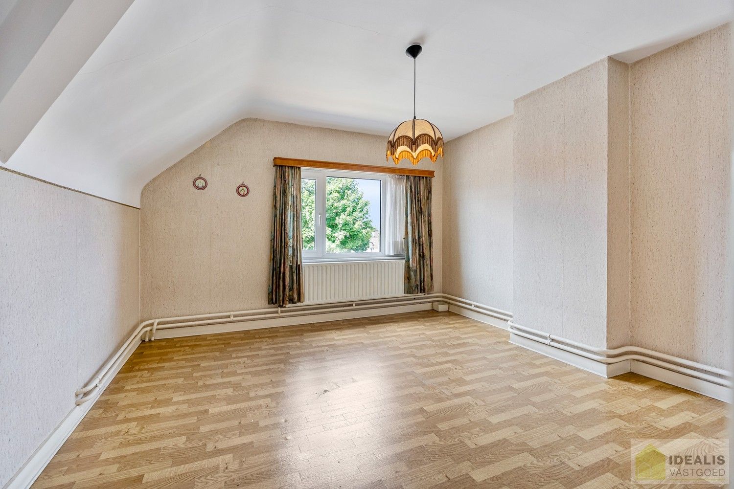 IDEALIS VASTGOED - Aangename karakterwoning op fijne locatie te Pelt. Deze woning omvat maar liefst +-143m² netto bewoonbare oppervlakte op een perceel van 4a 53ca met een ruime woonkamer, maar liefst 3 slaapkamers, badkamer, wasplaats, veranda en garage vlakbij de dorpskern van Boseind! Uiterst geschikt voor kandidaten op zoek naar een betaalbare woning op te frissen naar eigen wens. foto 27