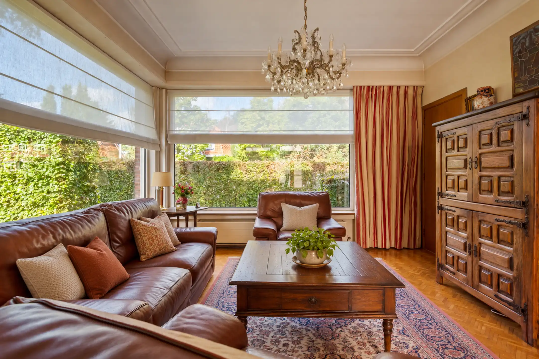 Karaktervolle vrijstaande woning met 3 slaapkamers, veranda en prachtig aangelegde tuin op toplocatie aan de Kalmthoutse Heide foto 6