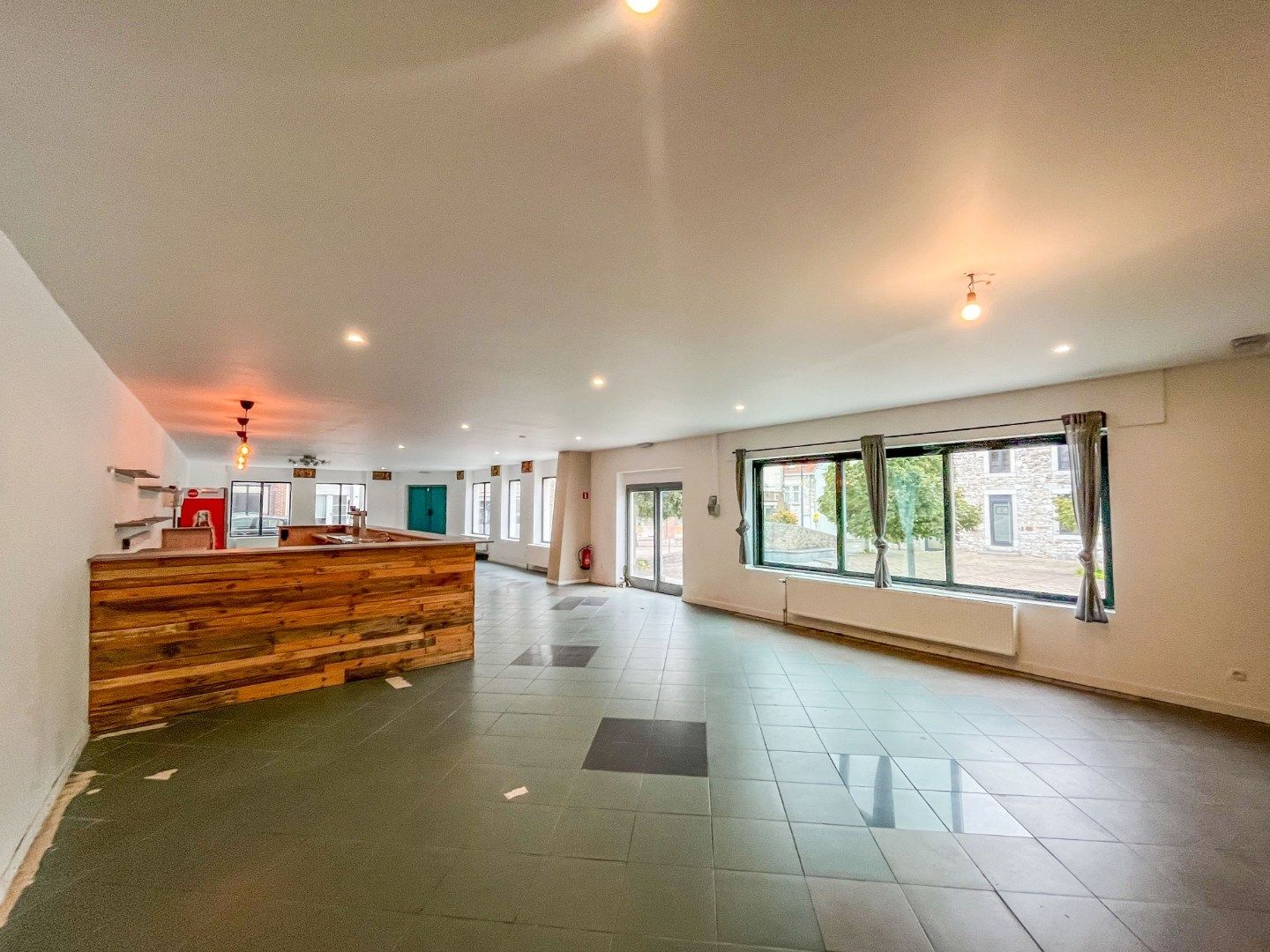 Een recent integraal gerenoveerd, welgelegen gebouw foto 3
