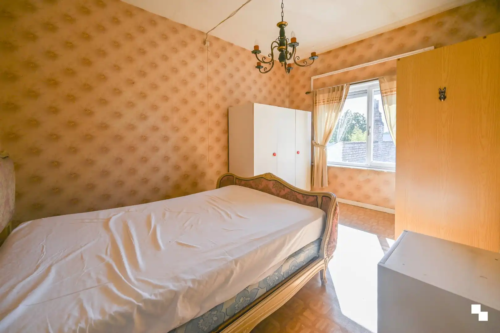Te renoveren woning met dubbele garage in Oostrozebeke foto 16