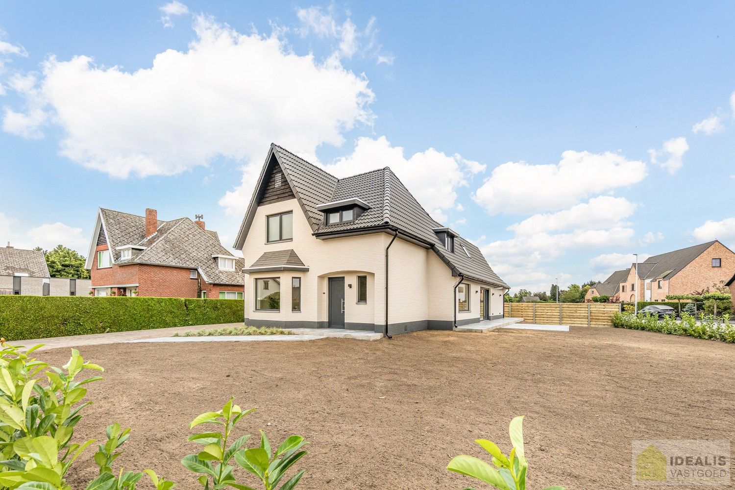 IDEALIS VASTGOED – Schitterend volledig vernieuwde woning met een heerlijke open leefruimte, luxe keuken, 3 ruime slaapkamers, een ruime luxueuze badkamer én een ruime wasplaats! Dit heerlijke huis bevindt zich op een volledig nieuw aangelegd perceel van 7a 88ca vlakbij het centrum van Hamont-Achel, op slechts enkele minuten van de Nederlandse grens - EEN MUST VISIT! - foto {{pictureIndex}}