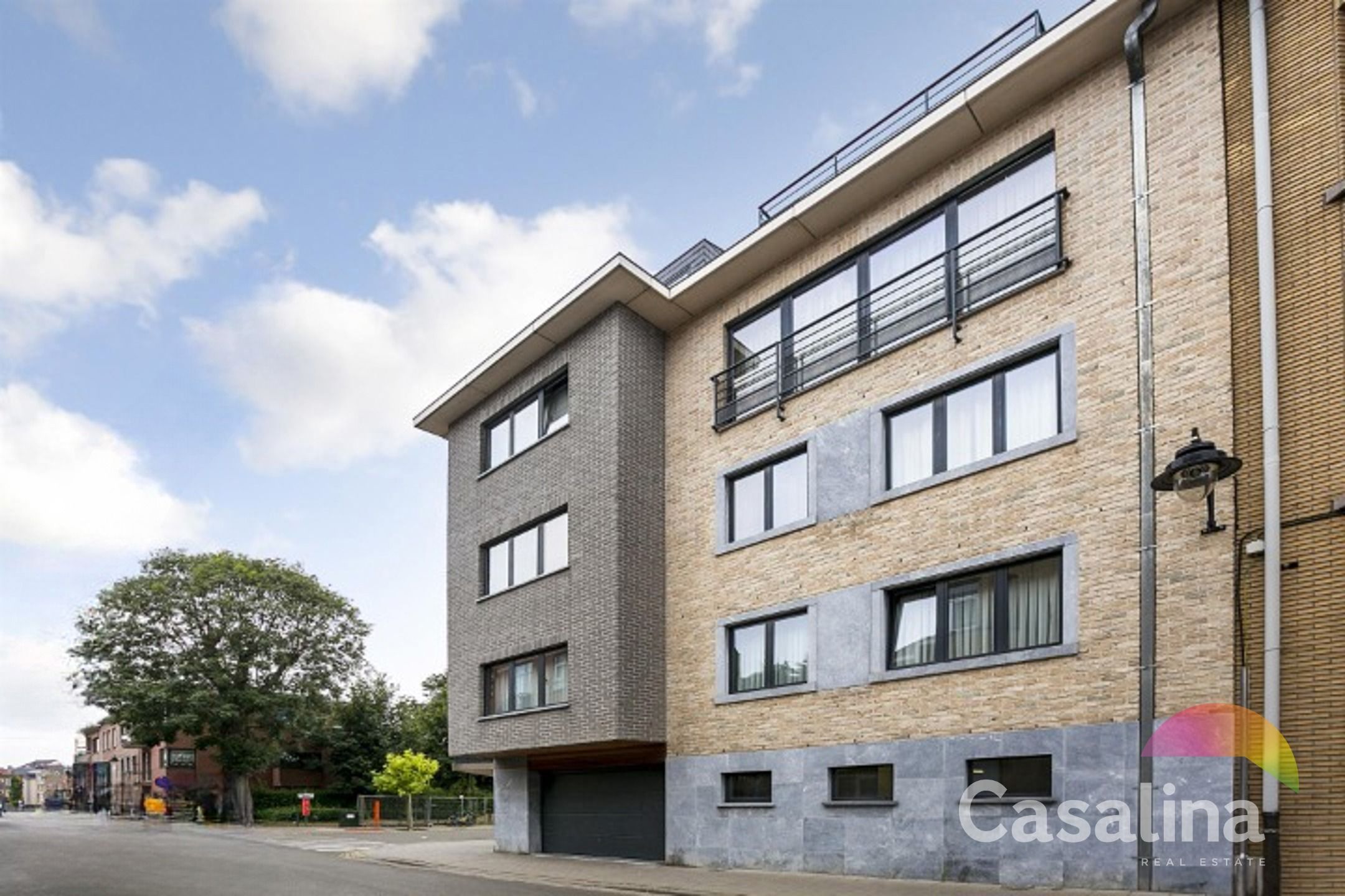 Moderne duplex 95m² met terras, parking en kelder foto {{pictureIndex}}