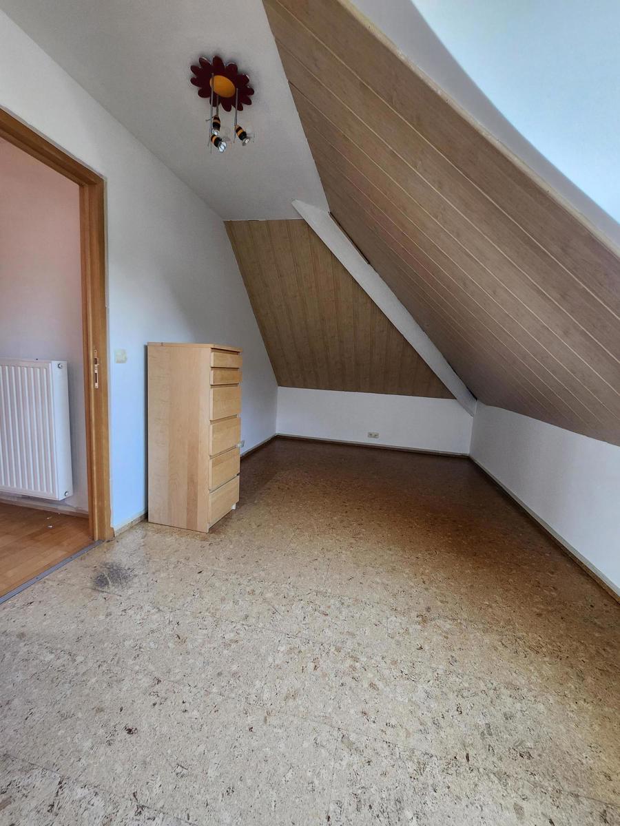 Ruime op te frissen villa met zicht op de weides met tof bijgebouw foto 19