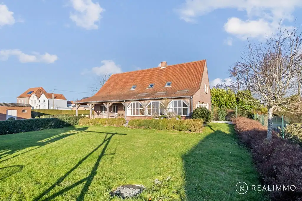 Zéér ruime rustig gelegen villa met afgesloten stal en autostaanplaats! foto {{pictureIndex}}