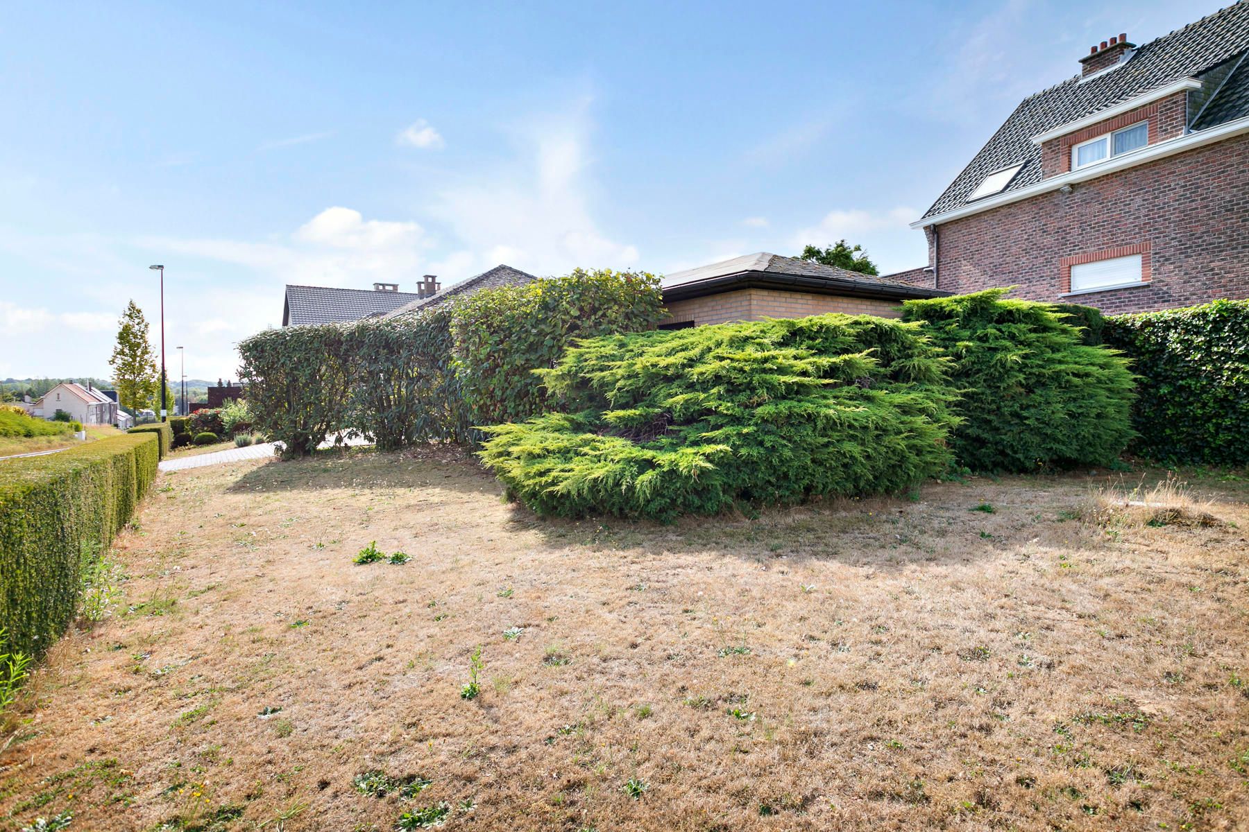 Bungalow met 2 garages, tuin en 3 slaapkamers! foto 26
