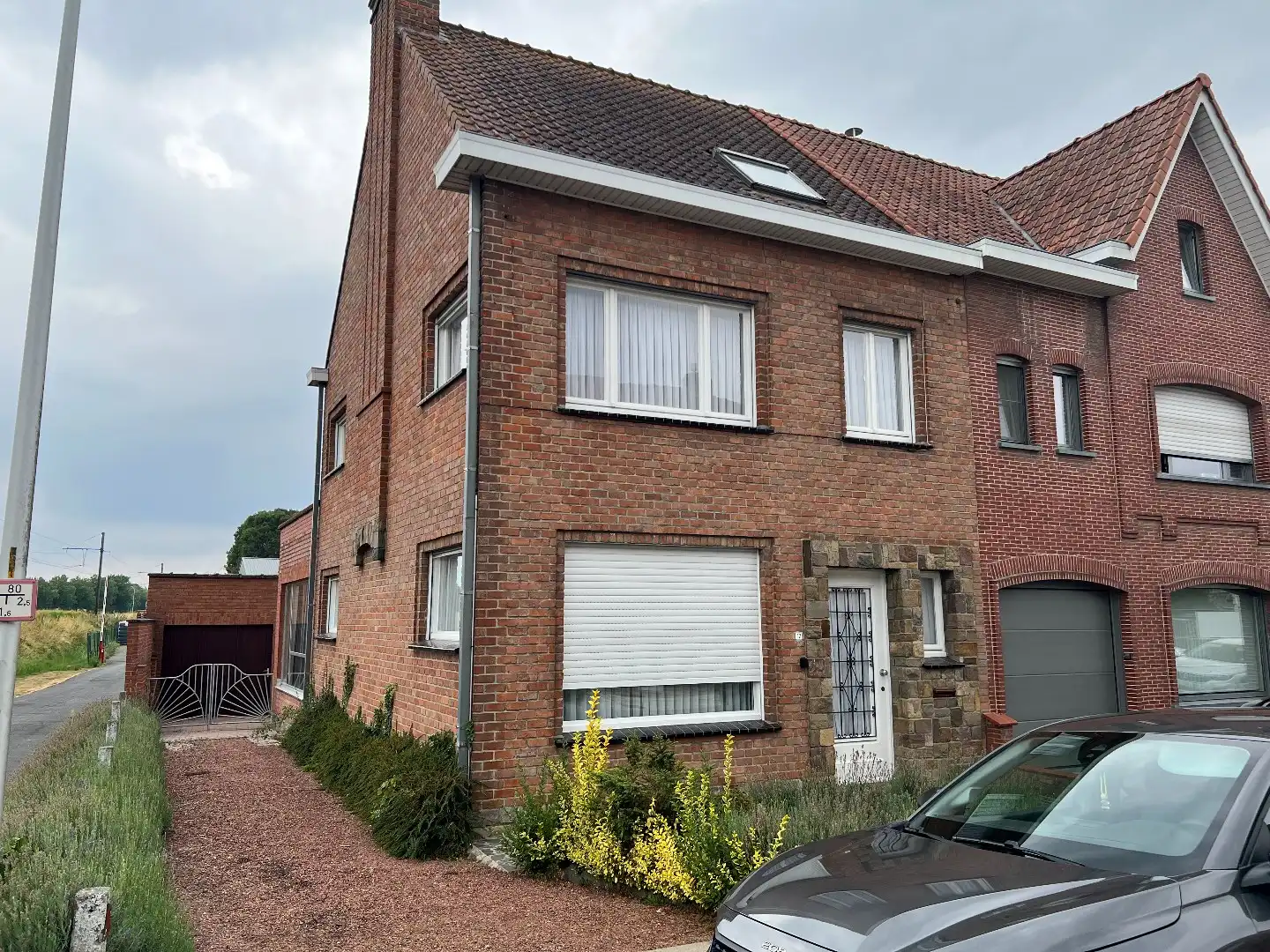 Halfopen bebouwing met 3 slaapkamers en garage te Vlamertinge foto {{pictureIndex}}